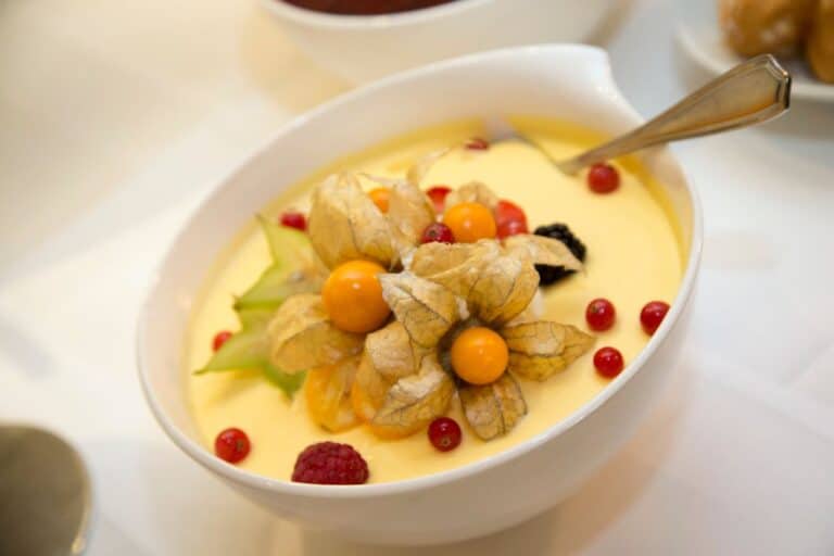 Mousse fit de manga em 3 versões fáceis que vão te deixar com água na boca 1 mousse fit de manga com flores comestíveis