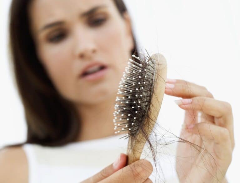 Cabelo quebrado ou caindo? Patricia Marques, especialista em tricologia explica diferenças e tratamento 1 Queda de cabelo
