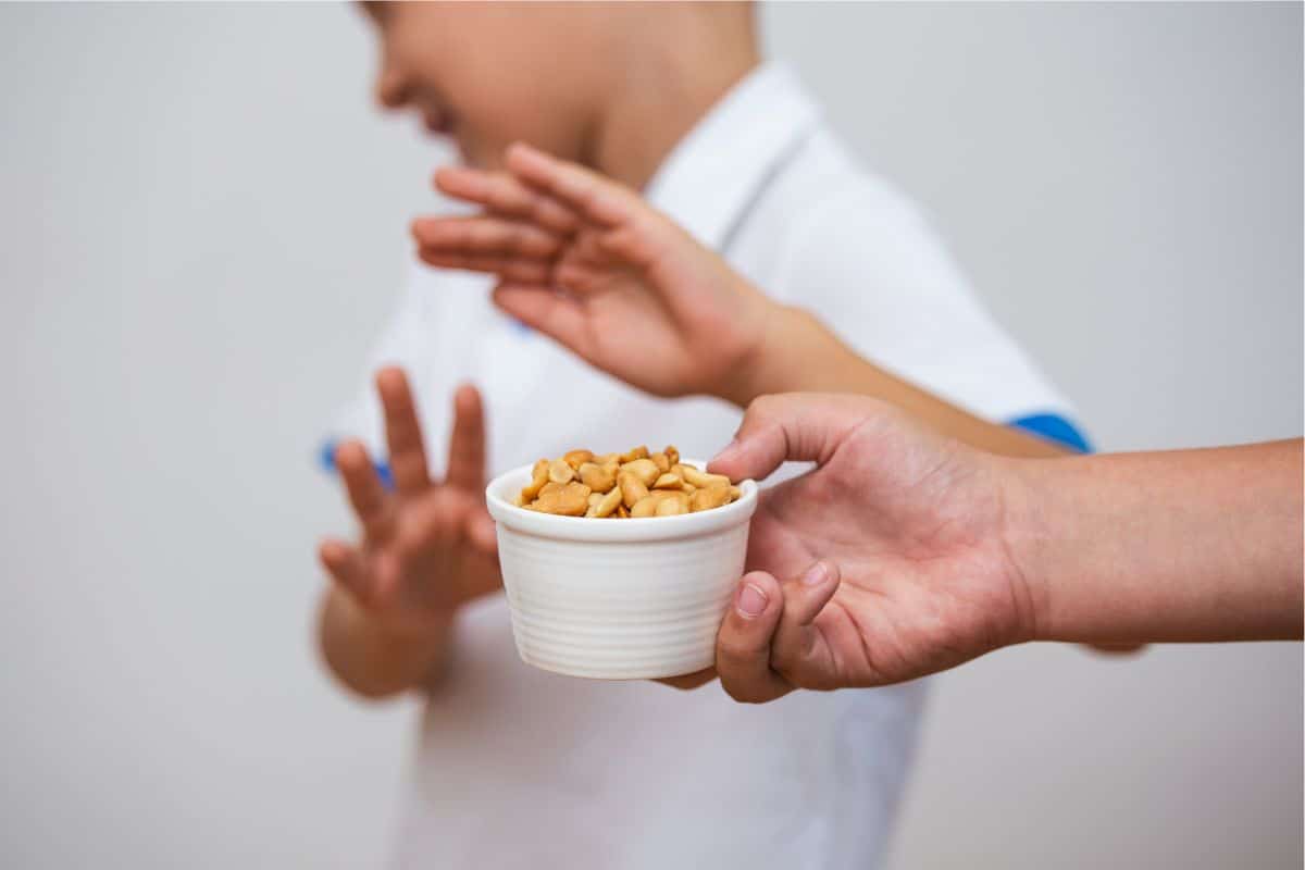 5 sintomas da alergia alimentar: saiba os mais comuns para agir rapidamente 1 sintomas de alergia alimentar comendo amendoim