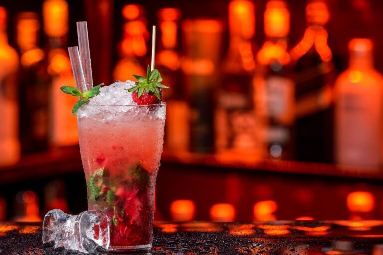 Drink Mojito com morango é bebida mista low carb e deliciosa; veja o passo a passo