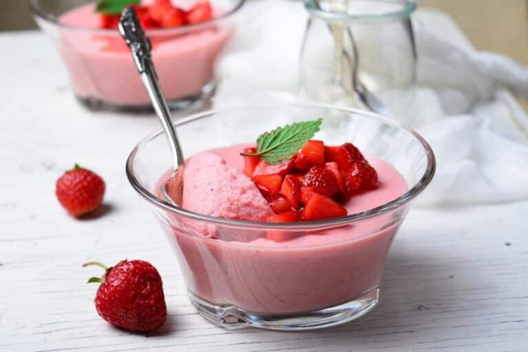 Gelatina Cremosa Fit de morango: aprenda 2 versões práticas para versatilizar a dieta