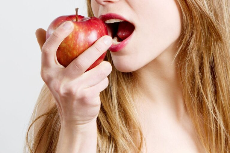 Coma uma maçã por dia e aproveite esses 8 benefícios incríveis 2 Comer uma maçã