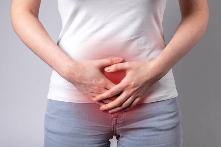 O que pode ser dor no pé da barriga? Saiba as possíveis doenças e como agir na hora certa 2 mulher com dor no pé dá barriga