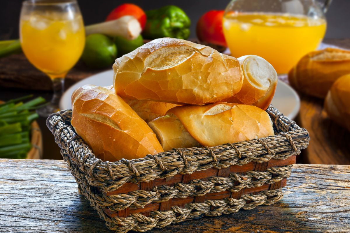 Como encaixar o pão francês na dieta para emagrecer? A resposta vai te surpreender! 1 cesta de pão francês