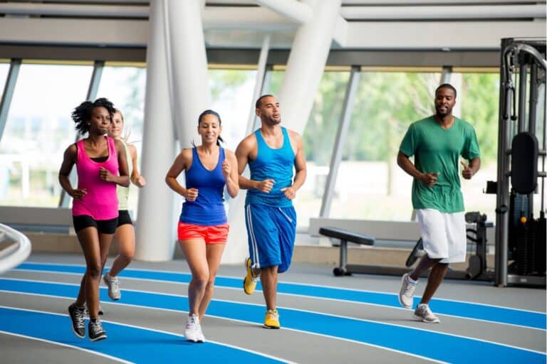 O que é o treino HIIT? Quanto tempo leva para ele fazer efeito? 6 corrida com treino HIT