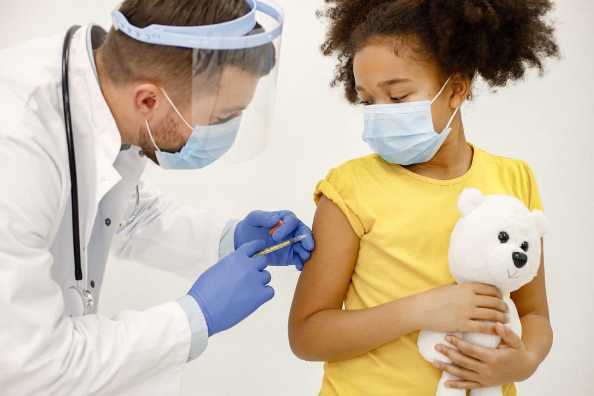 vacinação contra meningite em criança