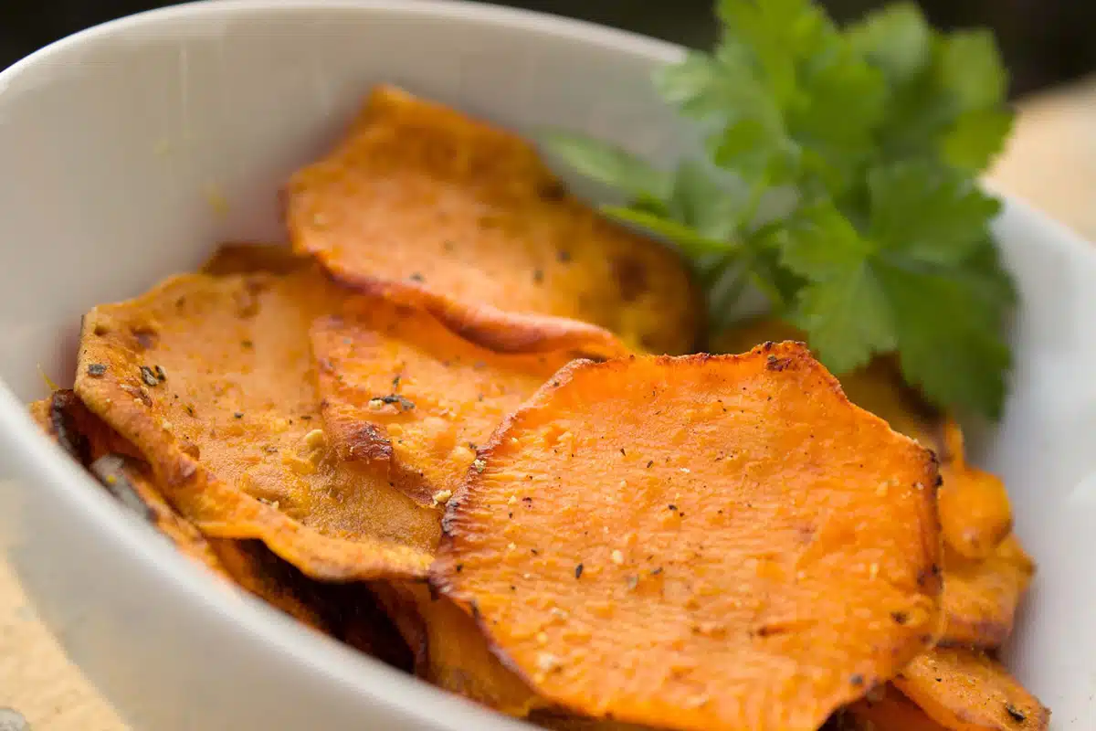 Chips de batata-doce e de mandioca na air fryer ou forno; confira