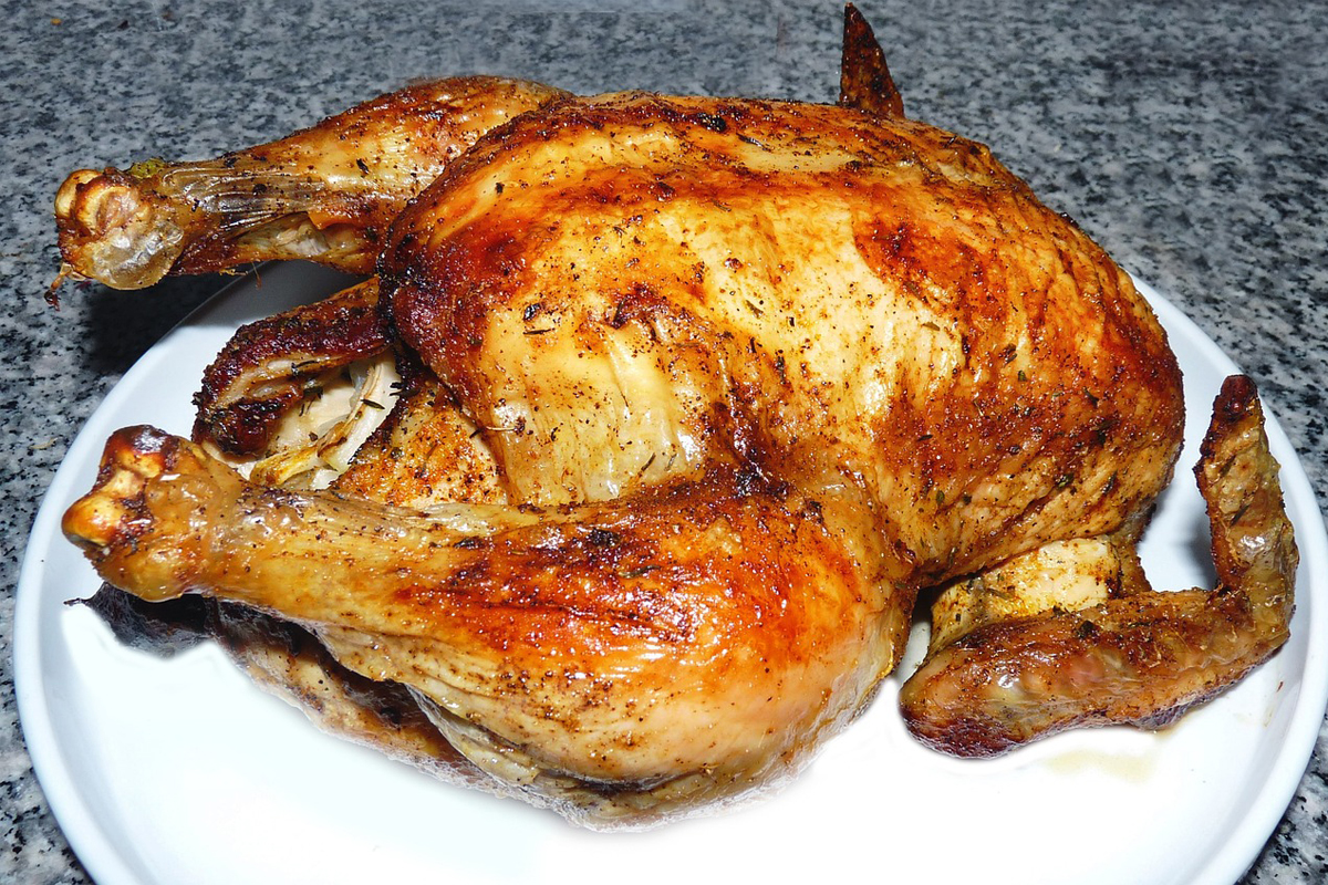 Frango Assado Inteiro no forno: ideal para economizar e garantir o sabor 2 Receita de frango assado inteiro no forno perfeita para o fim de ano