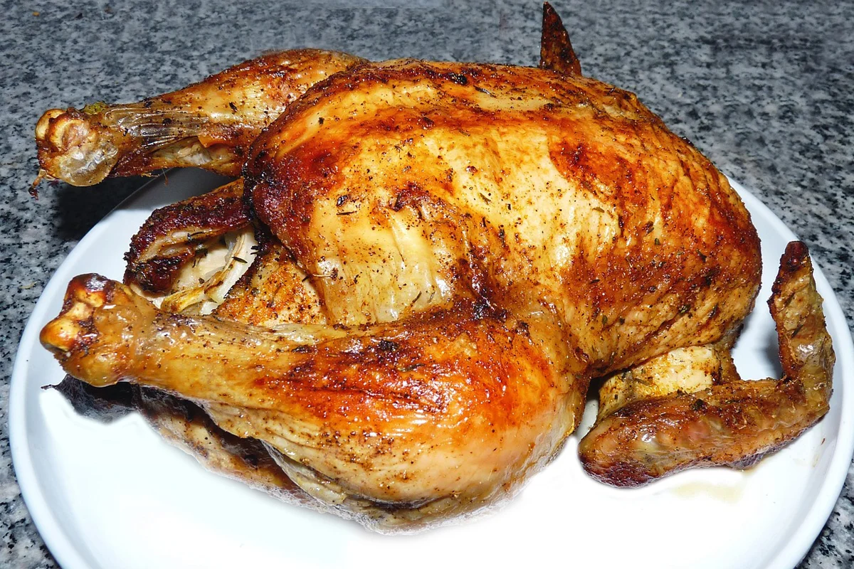 Receita de frango assado inteiro no forno perfeita para o fim de ano