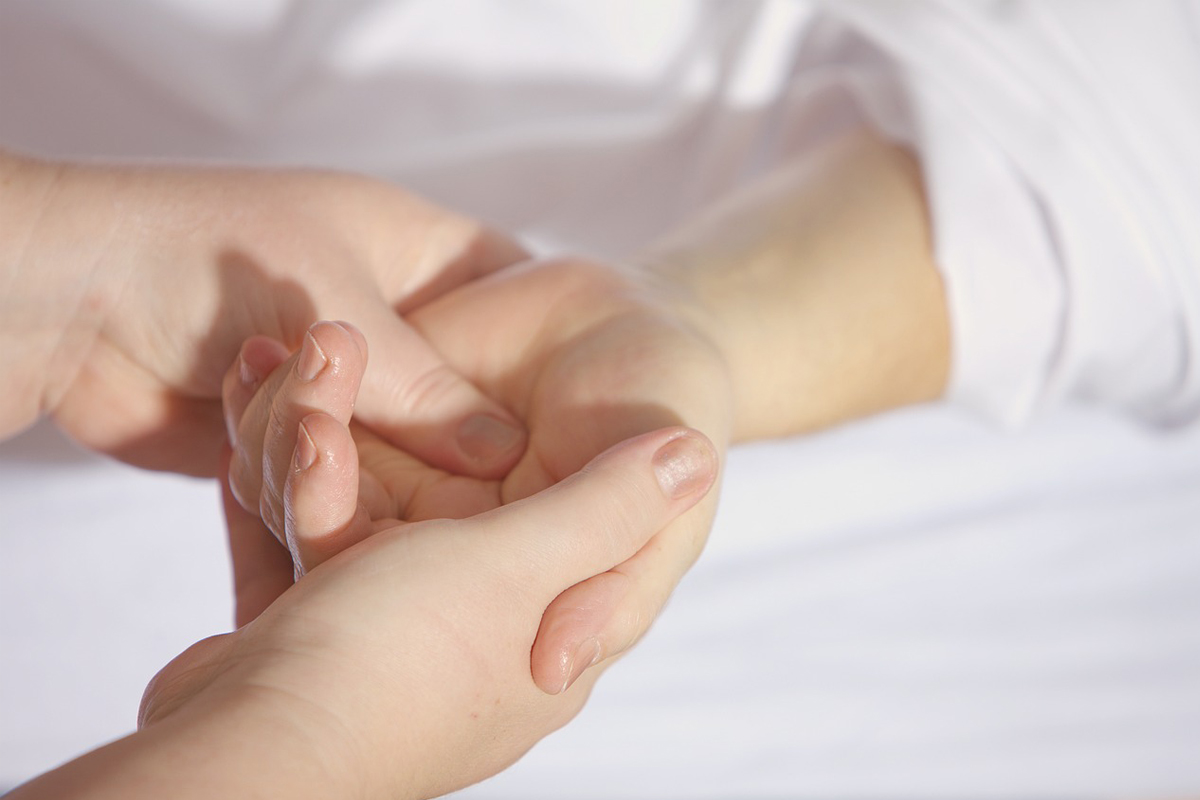 Automassagem para dormir: conheça os melhores pontos das mãos e pés