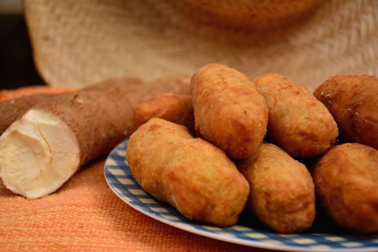 Bolinho de mandioca assado e recheado: receita low carb bem fácil de preparar 4 Bolinho de mandioca