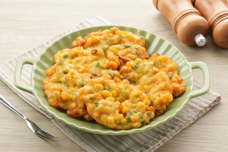Bolinho de milho verde crocante e sequinho: preparo versátil e muito nutritivo 3 Bolinho de milho verde assado.