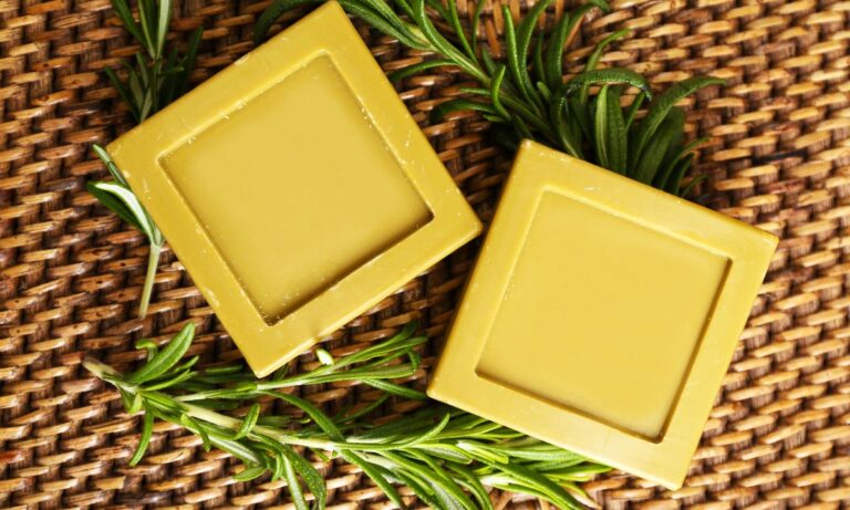 Sabonete de alecrim: conheça 6 benefícios e saiba como usar 8 Sabonete de Alecrim.