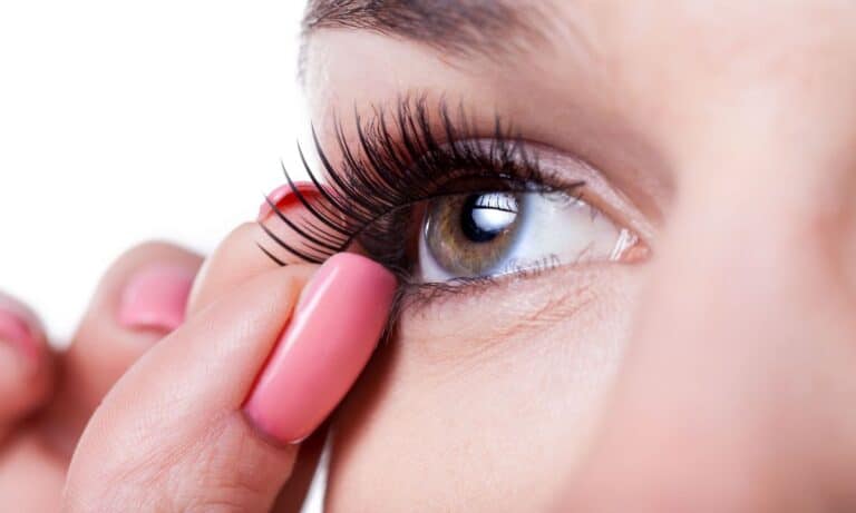 Cílios Postiços e Extensão de Cílios: você sabe como higienizar corretamente? 7 Higienizar cílios postiços.
