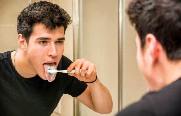 Aprenda a limpar a língua corretamente e entenda a importância desse cuidado 4 Higienizar a língua corretamente.