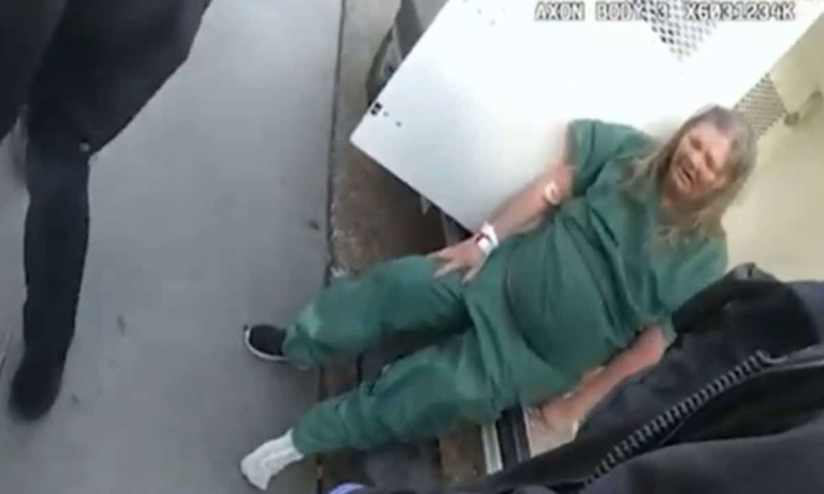 Mulher tem atendimento negado por não ter plano de saúde e morre em carro da polícia pedindo socorro 1 Mulher sem atendimento.