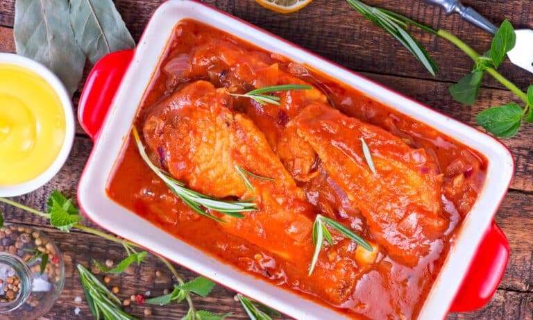 Posta de Tilápia ao molho: prepare essa versão para hora do almoço 8 Posta de Tilápia ao molho.