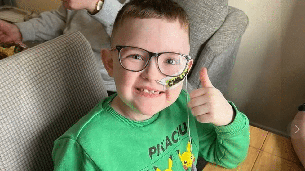 Menino de 8 anos com alergia solar não pode sair de casa; conheça a história 1 Menino de 8 anos é alérgico à luz solar e não pode sair de casa