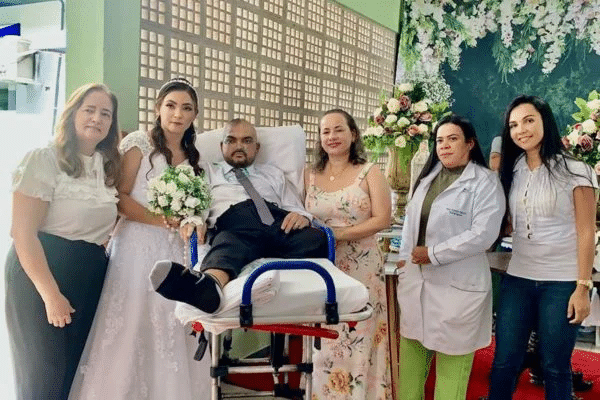 Homem com câncer raro realiza sonho de se casar em hospital de Alagoas 1 Em um hospital de Alagoas, homem com câncer realiza o sonho de se casar