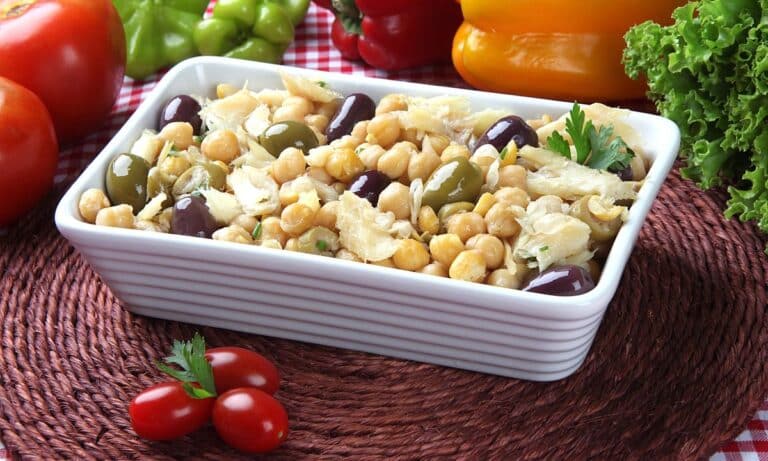 Salada de Grão-de-bico com bacalhau.