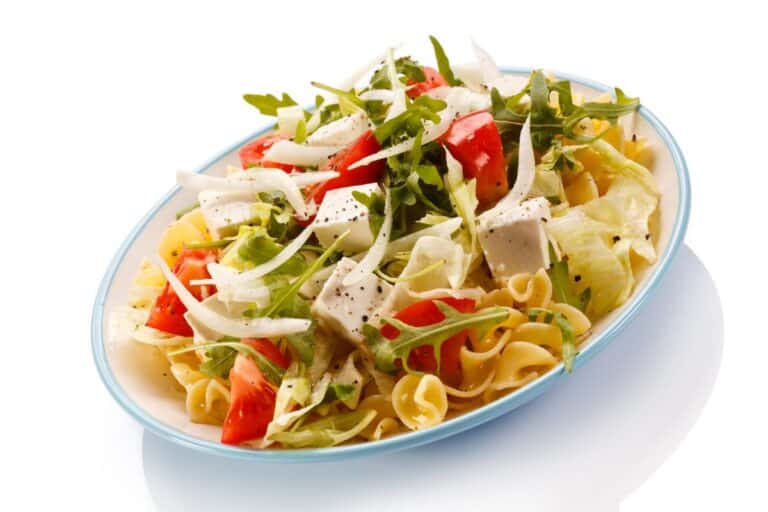 Salada de macarrão colorido: prepare essa versão bem leve e saudável 8 Salada de macarrão colorido