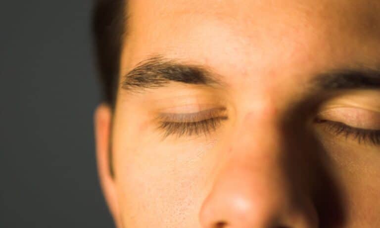 O que pode ser quando o olho treme?