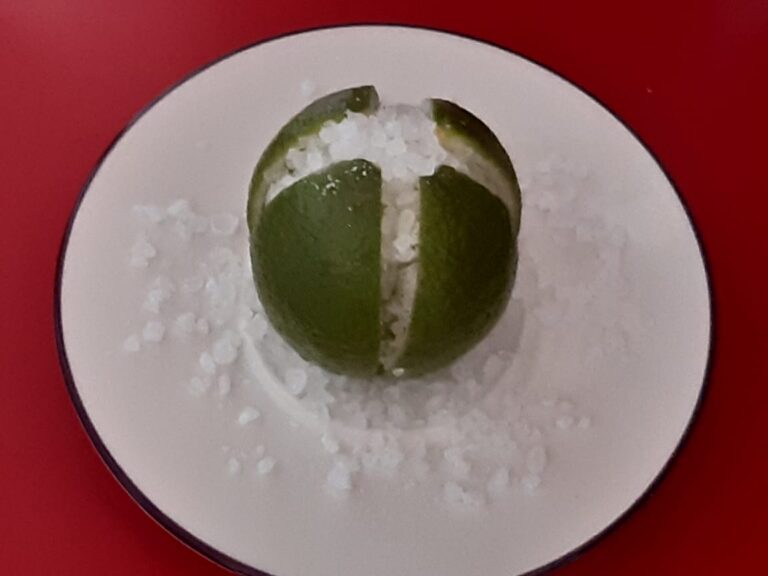 Limão cortado em cruz com sal grosso.