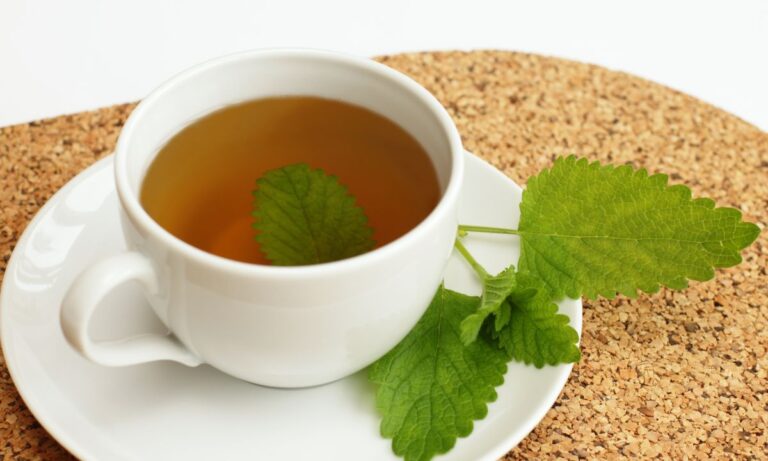 Chá de erva-cidreira.