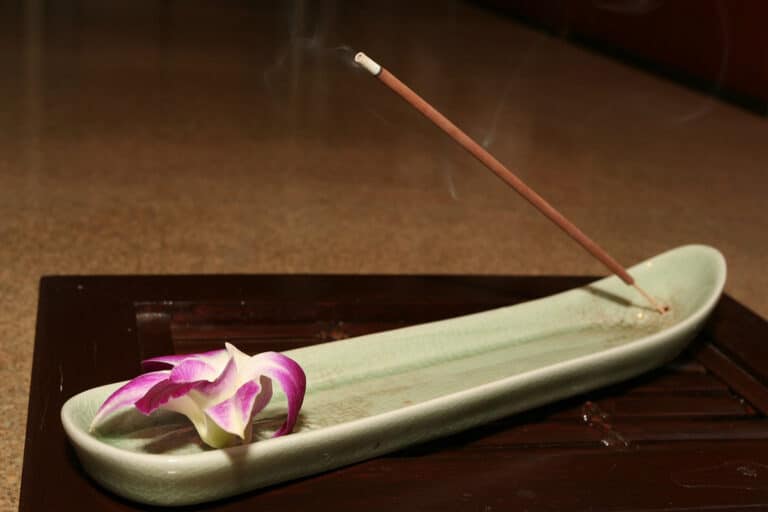 Incenso para limpeza de ambiente: qual escolher para melhorar a energia