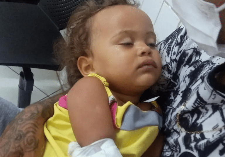 Mãe leva bebê com leve mal-estar ao hospital, mas ela sofre parada após tomar injeção 4 Menina de um ano idade teve febre e enjoos, tomou injeção na veia e morreu após a medicação
