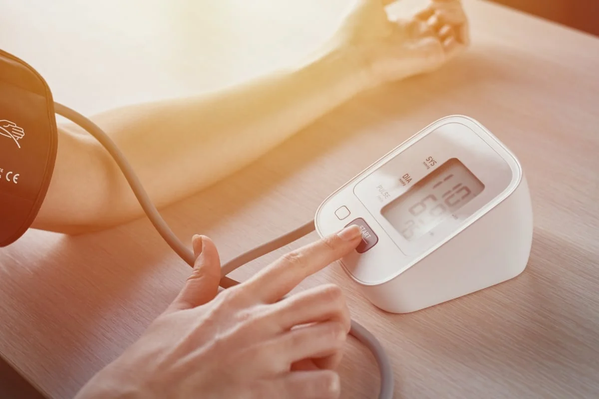 7 erros mais comuns ao medir a pressão em casa: saiba qual é o jeito certo
