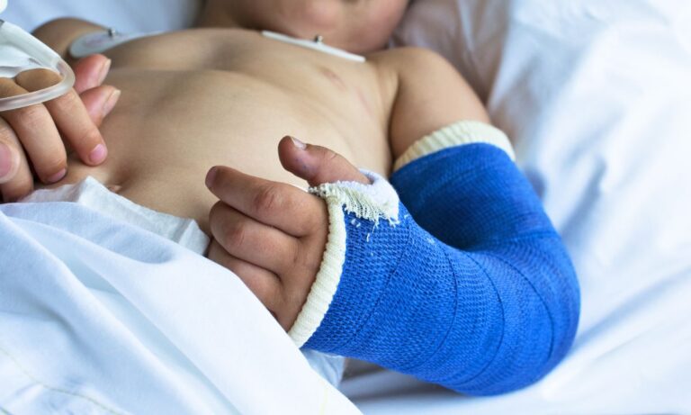 Menino com mola no pulmão