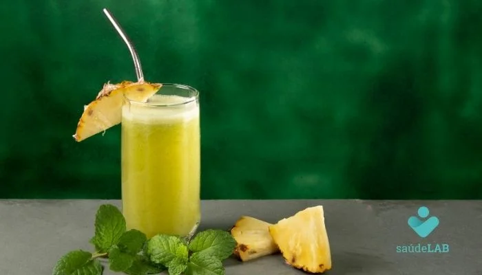 Suco de abacaxi com hortelã é um dos melhores sucos para o café da manhã.