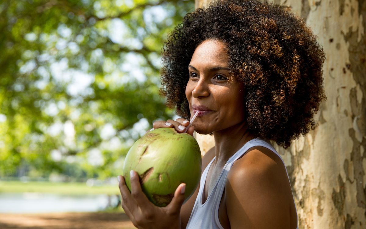 Água de coco prende o intestino? Entenda o que acontece 2 Água de coco prende o intestino? / Imagem: Canva