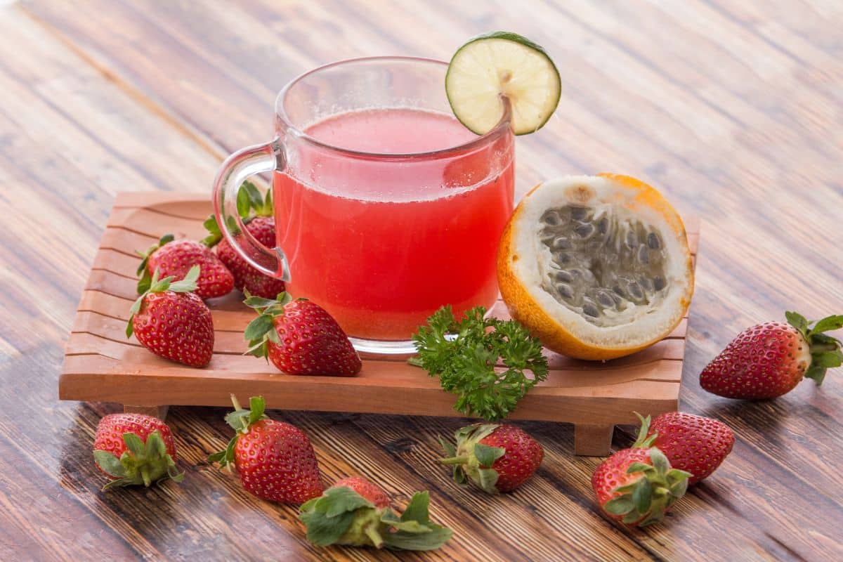 Suco de maracujá com morango: bebida deliciosa, perfeita para se refrescar em dias quentes 2 Suco de maracujá com morango
