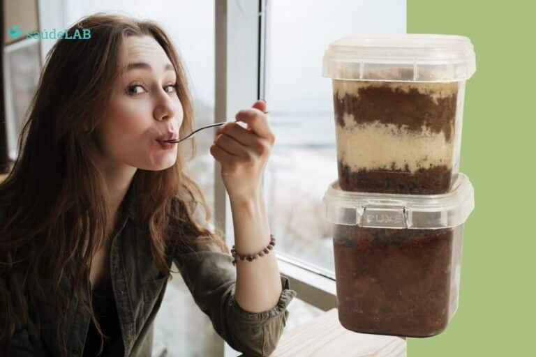 Mulher comendo bolo de pote low carb sabor chocolate