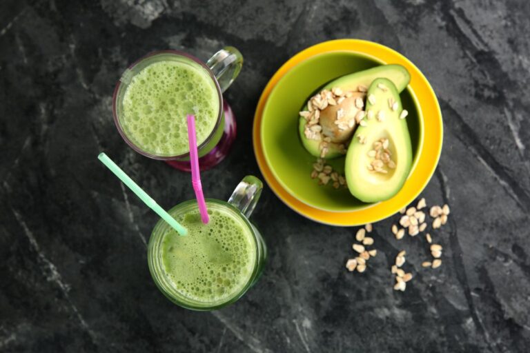 Vitamina de abacate e aveia.