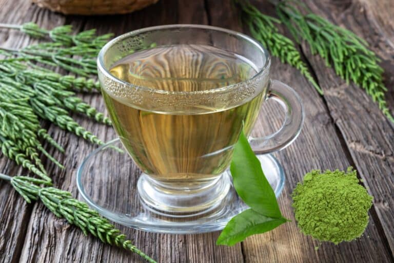 chá verde com cavalinha.