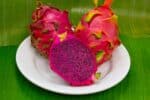 Comer pitaya deixa as fezes vermelhas mesmo? Descubra os fatos e mitos