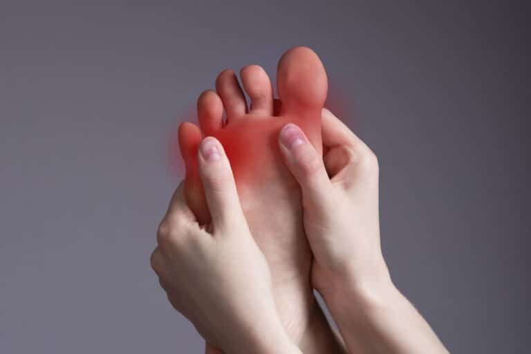 queimação nos dedos dos pés.