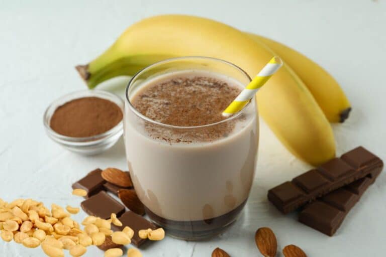 Shake proteico de pasta de amendoim banana e cacau: combinação perfeita 1 shake proteico de pasta de amendoim banana e cacau.