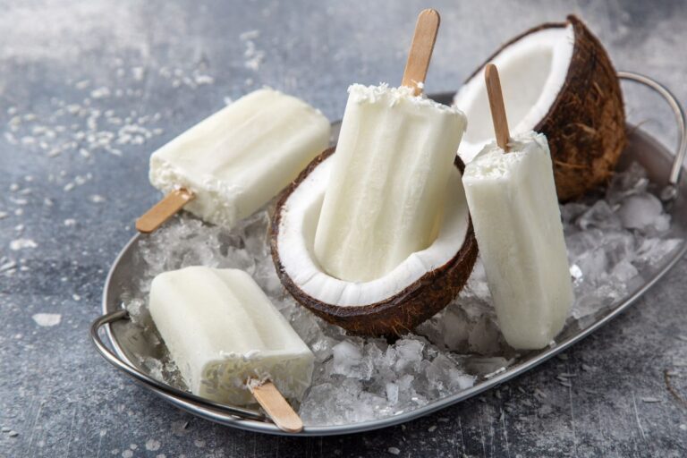 Picolé caseiro de coco: versão saudável e com a fruta fresquinha 1 Picolé caseiro de coco.