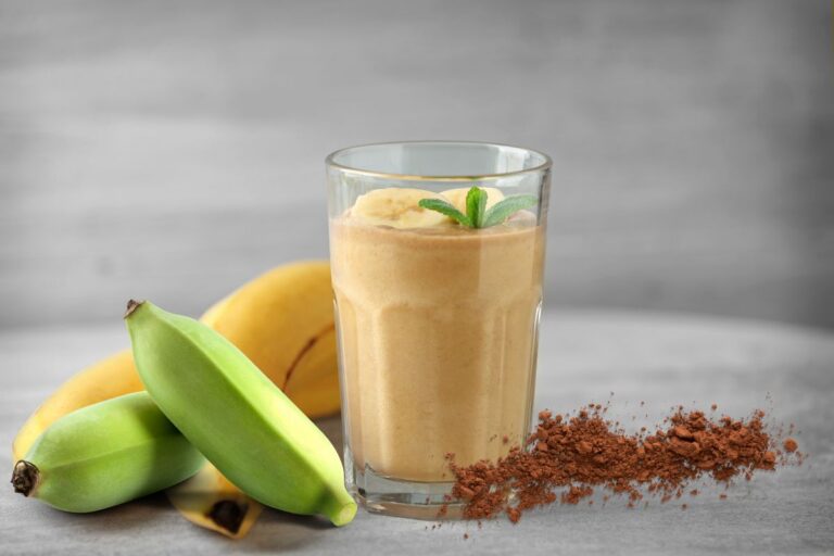 Shake de banana verde com cacau: detox saudável e cheio de sabor 1 Shake de banana verde com cacau.