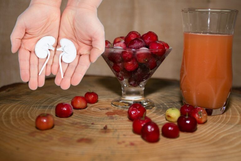 Suco de acerola faz mal para os rins? Descubra agora seus efeitos no órgão 2 Suco de acerola faz mal para os rins.