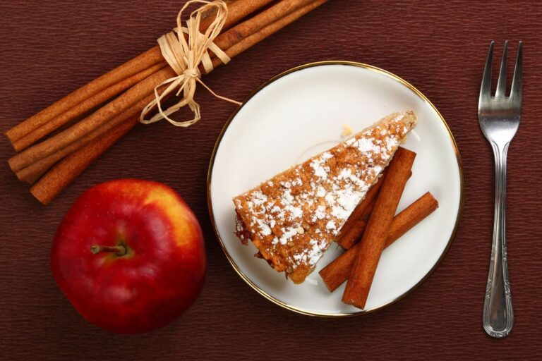 Torta de maçã com aveia e canela: a sobremesa perfeita 1 torta de maçã com aveia e canela.