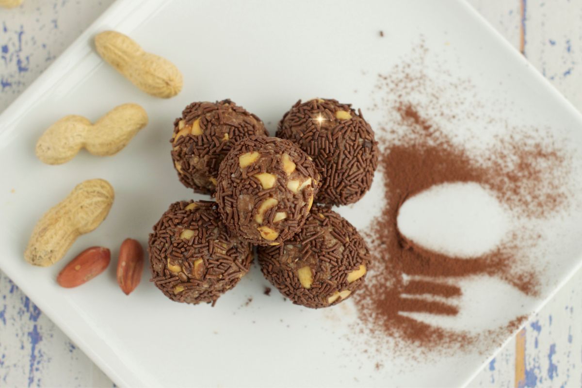 Doce de chocolate com amendoim: sobremesa saudável e pronta rapidinho 1 Doce de chocolate com amendoim.
