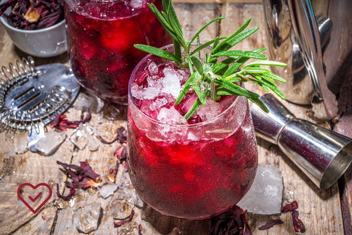 Mocktail refrescante de hibisco: bebida mista saudável e refrescante para o verão 1 mocktail refrescante de hibisco.