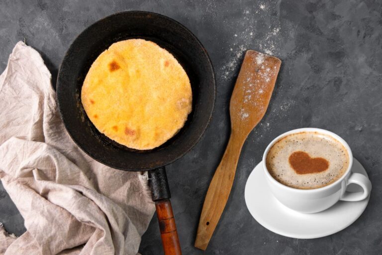 Pão de cuscuz de frigideira: seu café da manhã pronto em poucos minutos 1 pão de cuscuz de frigideira.