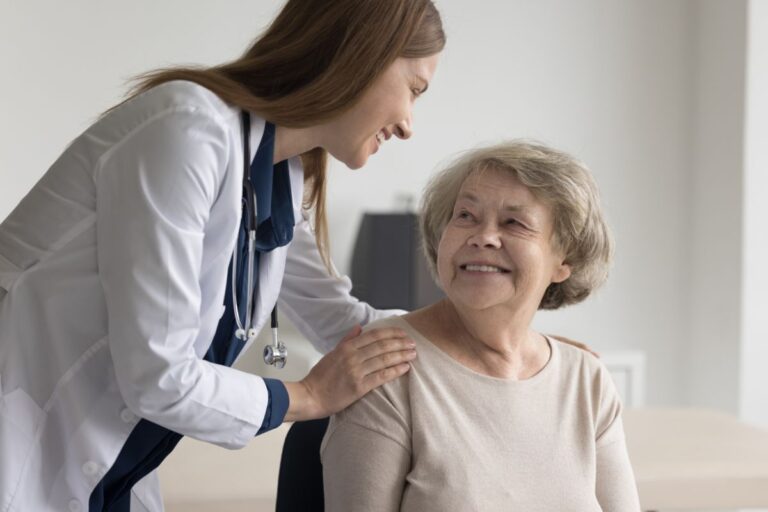 O que faz um Geriatra e como ele pode transformar a qualidade de vida na melhor idade? 1 Geriatra.