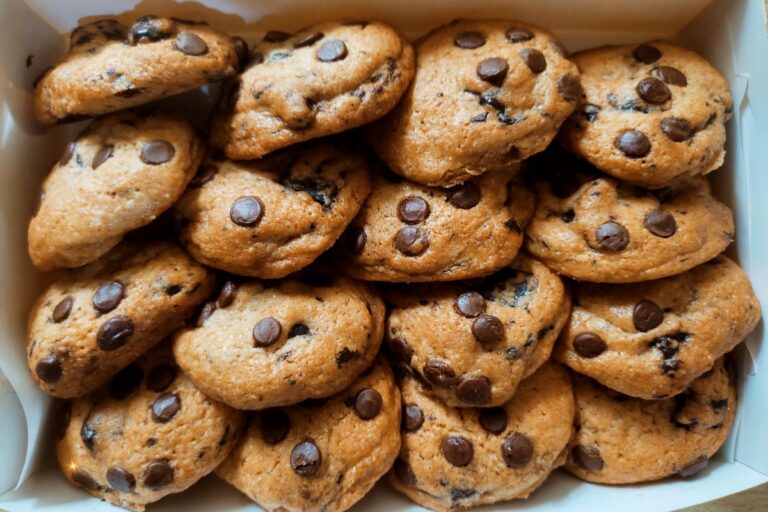 cookies de aveia com gotas de chocolate.